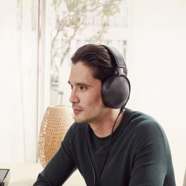 Sony MDR-Z1R Signature Closed Dynamic Hi-Res Headphones w/ Case, Black